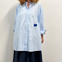 Load image into Gallery viewer, Camicia celeste MAKICHA Serigrafia a mano di Gigi Tarantola

