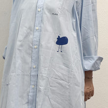 Load image into Gallery viewer, Camicia celeste MAKICHA Serigrafia a mano di Gigi Tarantola
