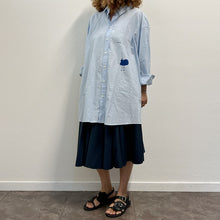 Load image into Gallery viewer, Camicia celeste MAKICHA Serigrafia a mano di Gigi Tarantola
