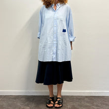 Load image into Gallery viewer, Camicia celeste MAKICHA Serigrafia a mano di Gigi Tarantola
