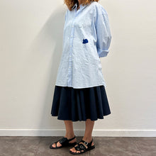 Load image into Gallery viewer, Camicia celeste MAKICHA Serigrafia a mano di Gigi Tarantola
