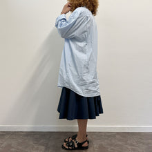 Load image into Gallery viewer, Camicia celeste MAKICHA Serigrafia a mano di Gigi Tarantola
