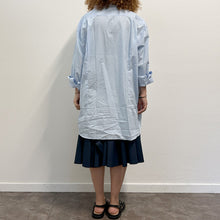 Load image into Gallery viewer, Camicia celeste MAKICHA Serigrafia a mano di Gigi Tarantola
