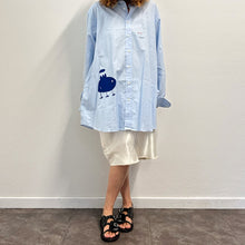 Load image into Gallery viewer, Camicia celeste MAKICHA Serigrafia a mano di Gigi Tarantola

