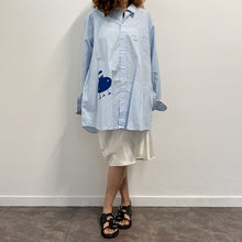 Load image into Gallery viewer, Camicia celeste MAKICHA Serigrafia a mano di Gigi Tarantola
