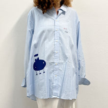 Load image into Gallery viewer, Camicia celeste MAKICHA Serigrafia a mano di Gigi Tarantola
