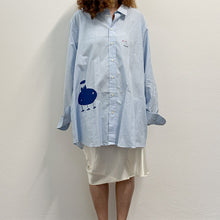 Load image into Gallery viewer, Camicia celeste MAKICHA Serigrafia a mano di Gigi Tarantola
