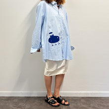 Load image into Gallery viewer, Camicia celeste MAKICHA Serigrafia a mano di Gigi Tarantola
