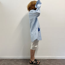 Load image into Gallery viewer, Camicia celeste MAKICHA Serigrafia a mano di Gigi Tarantola
