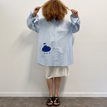Load image into Gallery viewer, Camicia celeste MAKICHA Serigrafia a mano di Gigi Tarantola
