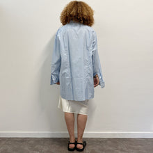 Load image into Gallery viewer, Camicia celeste MAKICHA Serigrafia a mano di Gigi Tarantola
