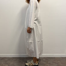 Load image into Gallery viewer, Camicia da notte Abito vintage in cotone bianco con pizzi sartoriali
