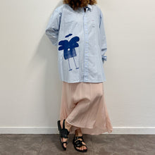 Load image into Gallery viewer, Camicia celeste MAKICHA Serigrafia a mano di Gigi Tarantola
