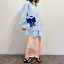 Load image into Gallery viewer, Camicia celeste MAKICHA Serigrafia a mano di Gigi Tarantola
