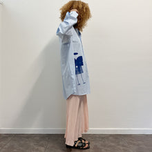 Load image into Gallery viewer, Camicia celeste MAKICHA Serigrafia a mano di Gigi Tarantola
