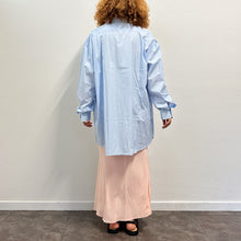 Load image into Gallery viewer, Camicia celeste MAKICHA Serigrafia a mano di Gigi Tarantola
