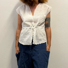 Load image into Gallery viewer, Blusa / Gilet smanicato in lino ricamato a mano Daffodil (Fine anni '60 / Primi '70)

