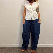 Load image into Gallery viewer, Blusa / Gilet smanicato in lino ricamato a mano Daffodil (Fine anni '60 / Primi '70)
