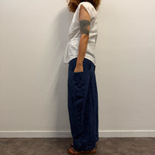 Load image into Gallery viewer, Blusa / Gilet smanicato in lino ricamato a mano Daffodil (Fine anni '60 / Primi '70)
