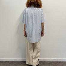 Load image into Gallery viewer, Camicia a Righe MAKICHA– Serigrafia a mano di Gigi Tarantola
