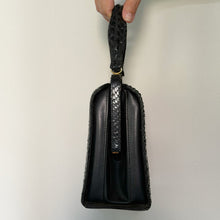Load image into Gallery viewer, Borsa a Mano Vintage Rigida d'Epoca – Blu Notte con Ricamo Floreale e Dettagli in Pelle
