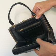 Load image into Gallery viewer, Borsa a Mano Vintage Rigida d'Epoca – Blu Notte con Ricamo Floreale e Dettagli in Pelle
