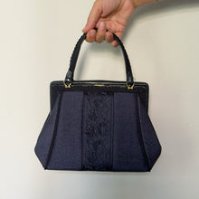 Load image into Gallery viewer, Borsa a Mano Vintage Rigida d'Epoca – Blu Notte con Ricamo Floreale e Dettagli in Pelle

