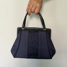Load image into Gallery viewer, Borsa a Mano Vintage Rigida d'Epoca – Blu Notte con Ricamo Floreale e Dettagli in Pelle
