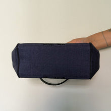 Load image into Gallery viewer, Borsa a Mano Vintage Rigida d'Epoca – Blu Notte con Ricamo Floreale e Dettagli in Pelle
