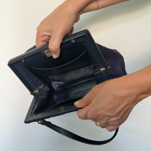 Load image into Gallery viewer, Borsa a Mano Vintage Rigida d'Epoca – Blu Notte con Ricamo Floreale e Dettagli in Pelle
