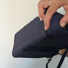 Load image into Gallery viewer, Borsa a Mano Vintage Rigida d'Epoca – Blu Notte con Ricamo Floreale e Dettagli in Pelle
