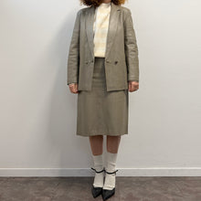 Load image into Gallery viewer, Completo in pelle color tortora anni ’70
