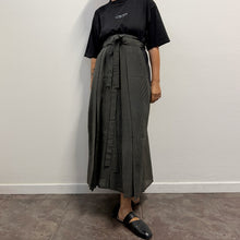 Load image into Gallery viewer, Hakama Vintage Tradizionale Giapponese Sendai-hira – Seta Ki-tsumugi
