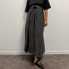 Load image into Gallery viewer, Hakama Vintage Tradizionale Giapponese Sendai-hira – Seta Ki-tsumugi
