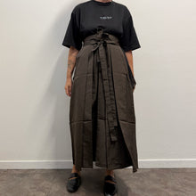 Load image into Gallery viewer, Hakama Vintage Tradizionale Giapponese Sendai-hira Seta Ki-tsumugi
