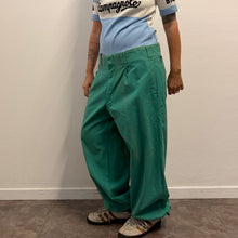 Load image into Gallery viewer, Pantaloni Nikka vintage color verde
