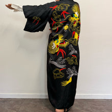Load image into Gallery viewer, Vintage Souvenir Robe Giapponese Anni '60/'70  Drago Ricamato

