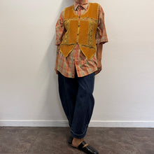 Load image into Gallery viewer, Gilet Vintage Anni '70 in Camoscio e Uncinetto
