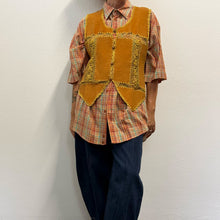 Load image into Gallery viewer, Gilet Vintage Anni '70 in Camoscio e Uncinetto
