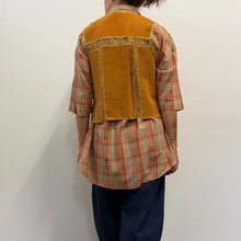 Load image into Gallery viewer, Gilet Vintage Anni '70 in Camoscio e Uncinetto
