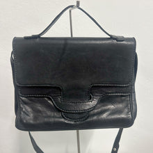 Load image into Gallery viewer, Borsa anni ’70 in nappa nera – vintage
