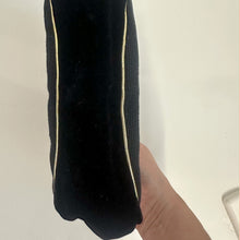 Load image into Gallery viewer, Borsetta da sera vintage in velluto nero – ricamo floreale
