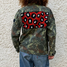 Load image into Gallery viewer, Giacca Military/Workwear Reworked – Pezzo Unico con Patch Giapponesi Vintage
