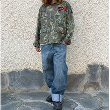 Load image into Gallery viewer, Giacca Military/Workwear Reworked – Pezzo Unico con Patch Giapponesi Vintage
