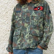 Load image into Gallery viewer, Giacca Military/Workwear Reworked – Pezzo Unico con Patch Giapponesi Vintage
