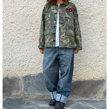Load image into Gallery viewer, Giacca Military/Workwear Reworked – Pezzo Unico con Patch Giapponesi Vintage
