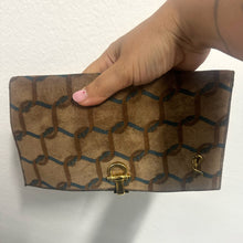 Load image into Gallery viewer, Roberta di Camerino – Pochette / Maxi Portafoglio in Camoscio Anni ’60
