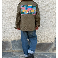 Load image into Gallery viewer, Giacca Military/Workwear Reworked con Patch Giapponesi Vintage – Pezzo Unico
