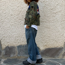 Load image into Gallery viewer, Giacca Military/Workwear Reworked – Pezzo Unico con Patch Giapponesi Vintage

