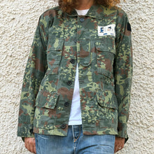 Load image into Gallery viewer, Giacca Military/Workwear Reworked con Patch Giapponesi Vintage – Pezzo Unico
